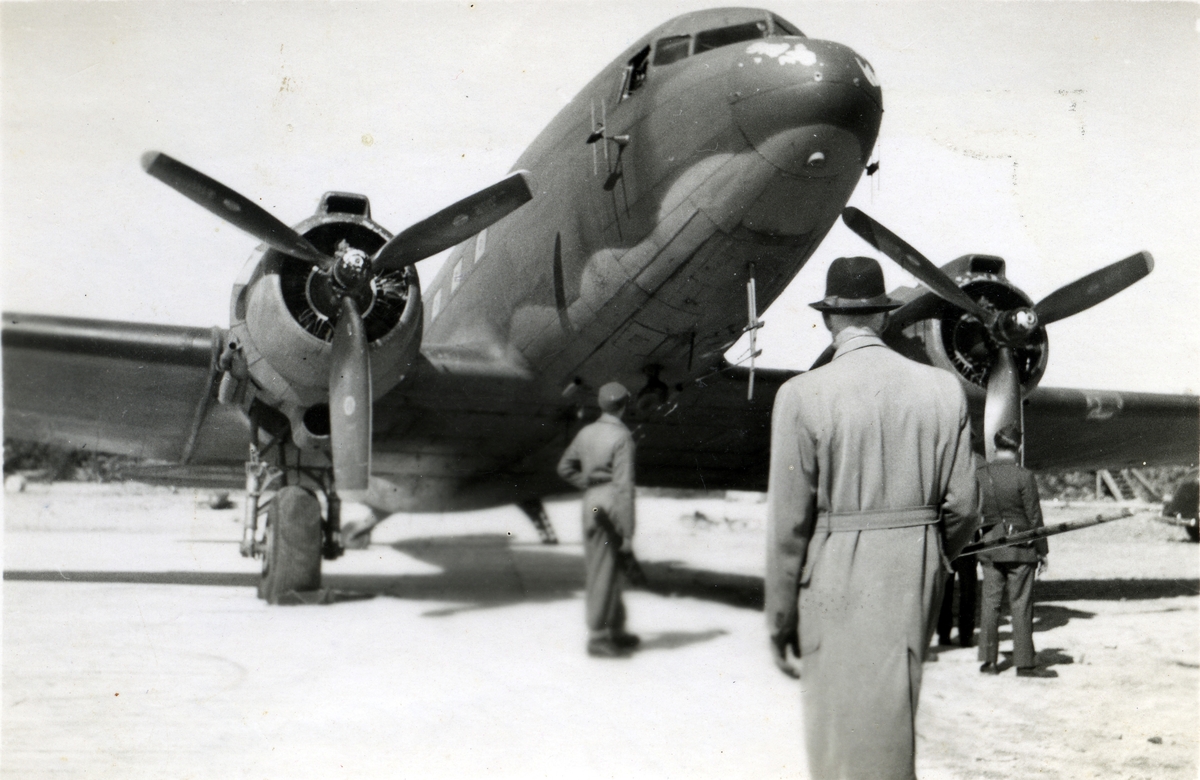 Douglas C- 47, chartret av det svenske Røde Kors, har landet på Bodø flyplass med nødhjelp til sovjetiske krigsfanger i Salten i 1945.