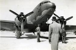 Douglas C- 47 chartret av det svenske Røde Kors har landet p