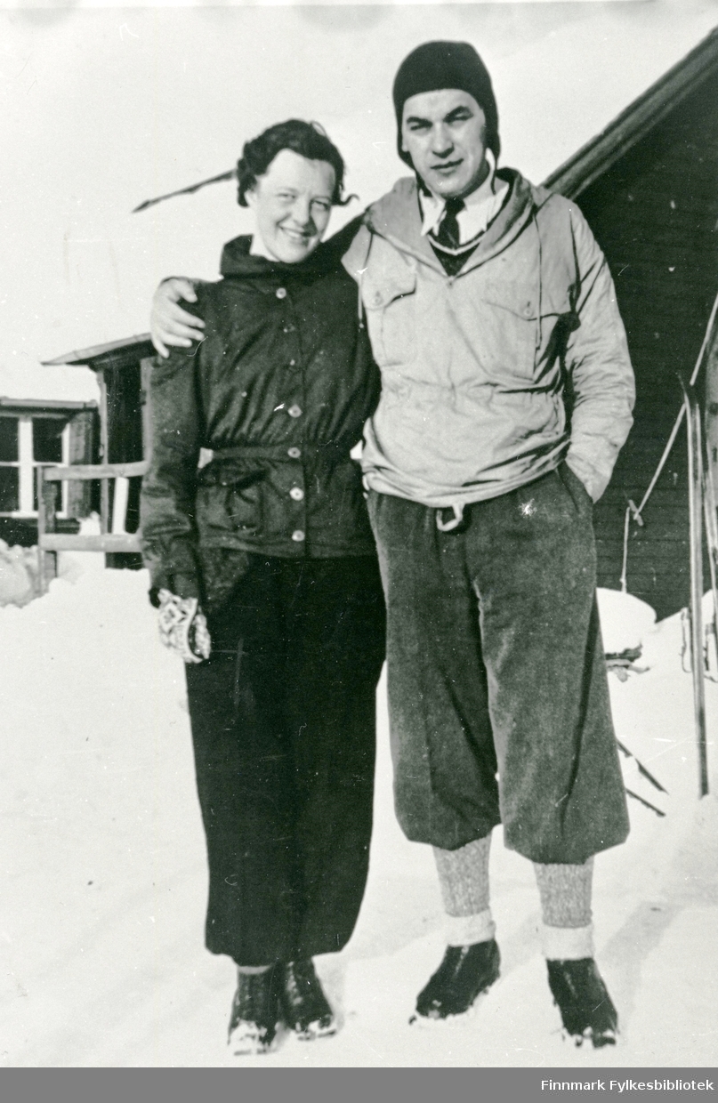 Avdelingsingeniør Trygve Gimnes og med sin kone utenfor skihytte eller lignende. Muligens i Vadsø i 1939.