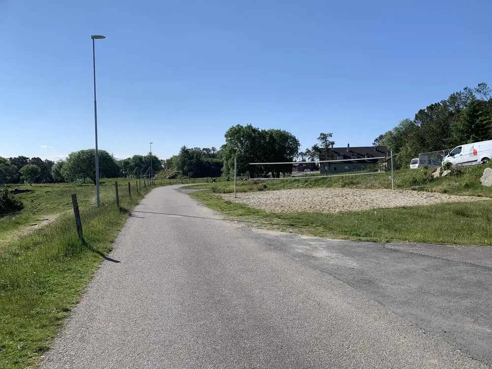 Strandvolleyballbana ligg mellom Herdla Museum og parkeringsplassen.