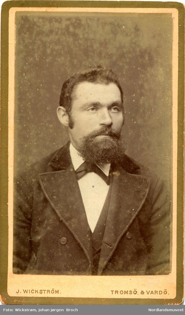 Portrett, brystbilde av mann med skjegg. Oluf Olsen.