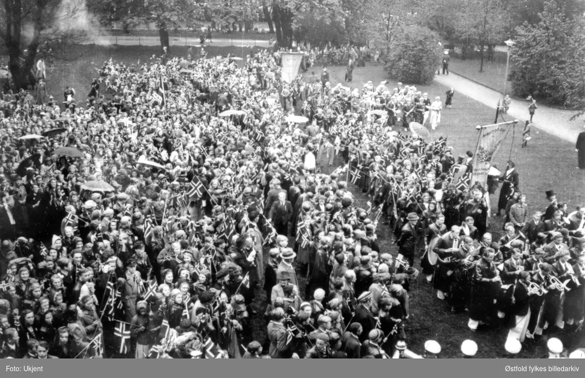 Folkemengden utenfor ordførerbalkongen på Lykkeberg venter på t alen for dagen 17.5. 1945.