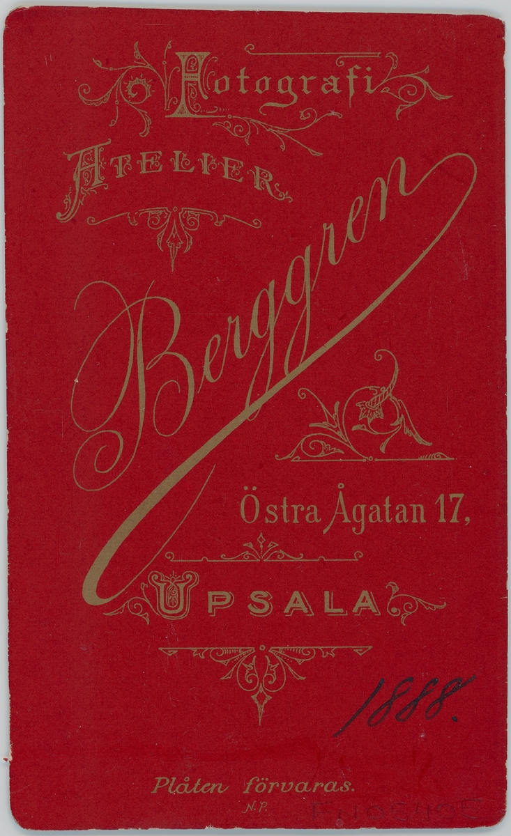 Kabinettsfotografi - kvinna och man i ytterkläder, Uppsala 1888