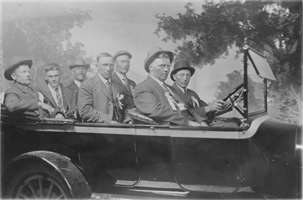 Ukjente personer i bil. Fra USA, muligens i området rundt Fargo i North Dakota. Ca. 1910. 