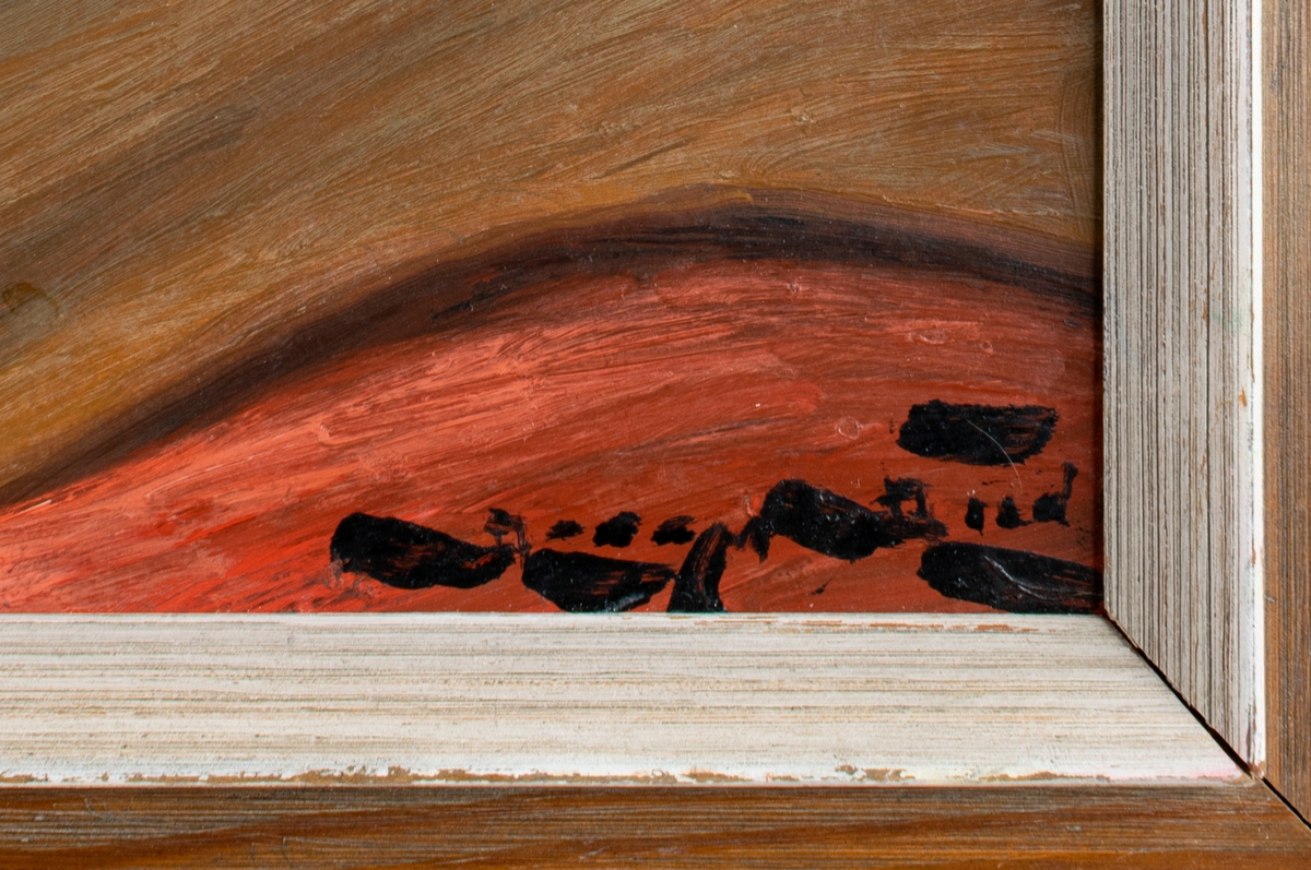Fiskargubbe med pipa i munnen och keps avbildad i vänsterprofil med hav och sjöbodare i bakgrunden. Ett traditionellt motiv som bygger på den tyske marinmålaren Harry Haerendels välkända målning från ca 1920 "Der alte Seebär" (Den gamle sjöbjörnen).