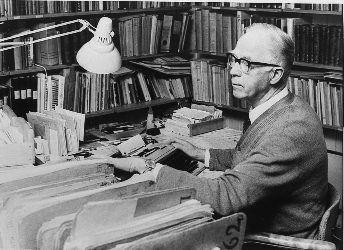 Bygdebokforfatter Andreas Mørch ved arbeidsbordet, ca. 1970.
