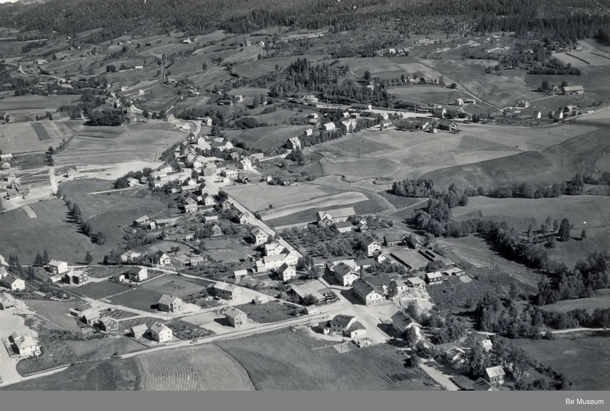Flyfoto av Bø sentrum i 1950 - Midt-Telemark museum / DigitaltMuseum
