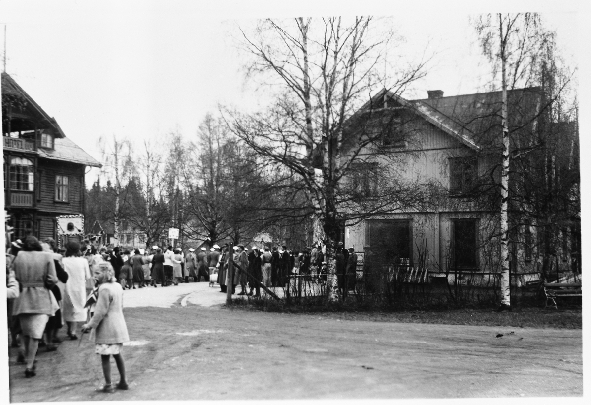 17.mai feiring med borgertog ved Eina stasjon 1949.
