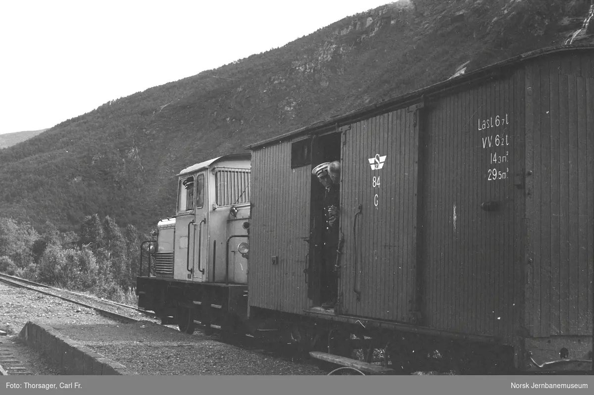Sulitjelmabanens diesellokomotiv LOKE og godsvogn litra G nr. 84 med aller siste tog til Lomi på Ågifjellet stasjon
