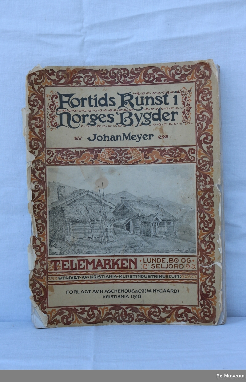 Signera utgåve av Fortids kunst i Norges bygder: Telemarken, Lunde, Bø og Seljord. Fra forfattaren til tidlegare eigar.