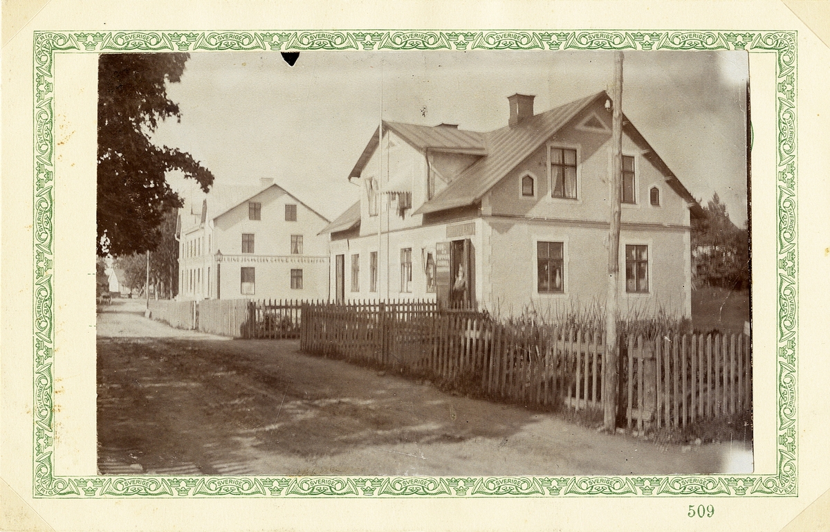 En okänd affärsbyggnad i Åseda. 1910-tal.
I bakgrunden syns byggnaden som vid den här tiden inrymde Åseda sparbank och Johanssons diversehandel.