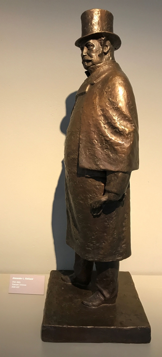 Forfattar. Støypt etter ASM 114 i gips. Ant. utkast til statue på Torget i Stavanger kor Kielland var borgermester frå 1893-1902. M. Vigrestad sin skulptur avduka i 1928 er ikkje så ulik Svor sin versjon.