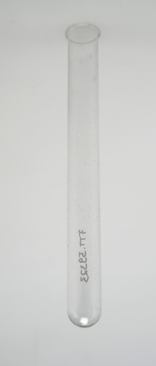 Et reagensglass som er et smalt sylindrisk glassrør. Det er lukket i bunnen. Rundt åpningen er det en smal kant. Brukes mye i forbindelse med kjemiske ekperimenter og tåler å bli oppvarmet i enden av bunsenbrenner eller lignende.