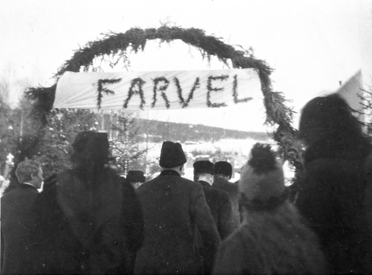 "Barport" ved Christian Skredsvigs begravelse, 20.01.1924. Begravelsesfølget på vei inn i kirken.

