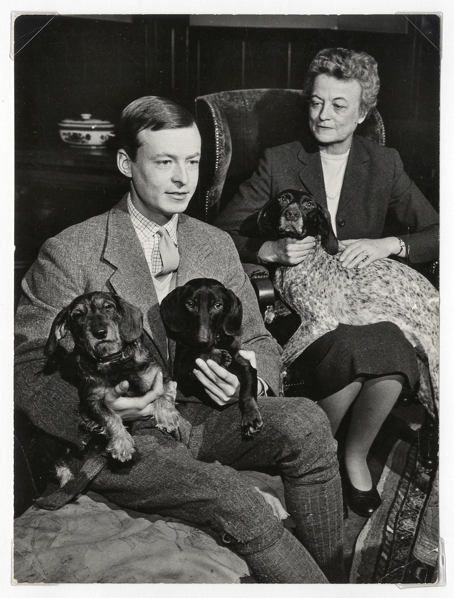 Friherre Niclas Silfverschiöld, Koberg, med sin mor Madeleine och några hundar, 1964.