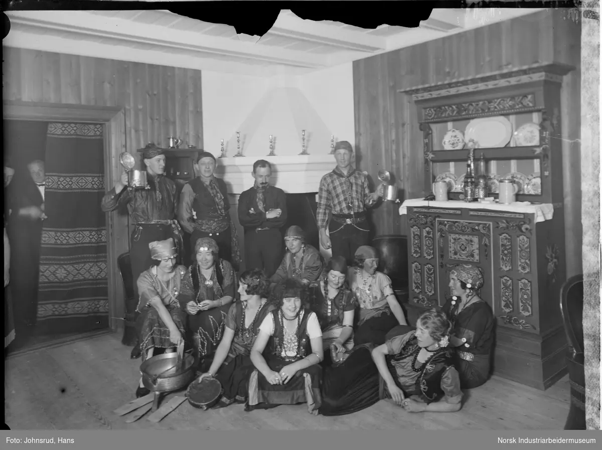 Skuespillere i kostyme for å fremføre "Zigeunerleben" posert foran peis i stue.
