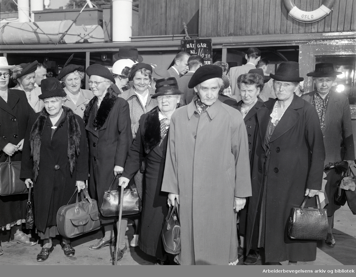 Husmorferie. 30 godt voksne husmødre venter på båten som skal frakte dem over til Feriehjemmet for slitne husmødre på Svestad, Nesodden. Rådhusbryggene. Juni 1951..
