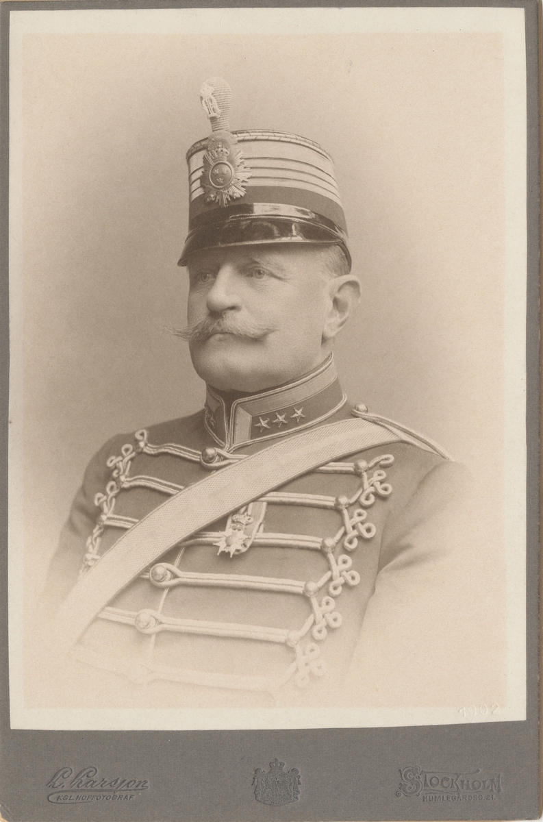 Porträtt av Fredrik Cassel, överste och chef för Smålands husarregemente K 4.

Se även bild AMA.0009678 med flera.