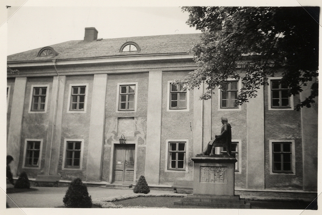 Karolinerhuset (vid fototiden stifts- och landsbibliotek) med statyn av Esaias Tegnér, ca 1940.