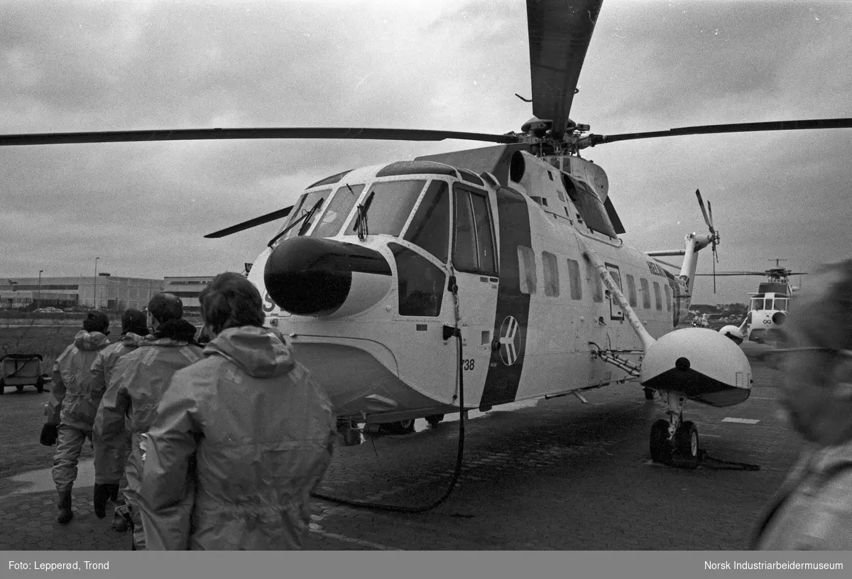 Offshore-arbeidere på vei til Frigg-feltet via Sikorsky-helikopter.