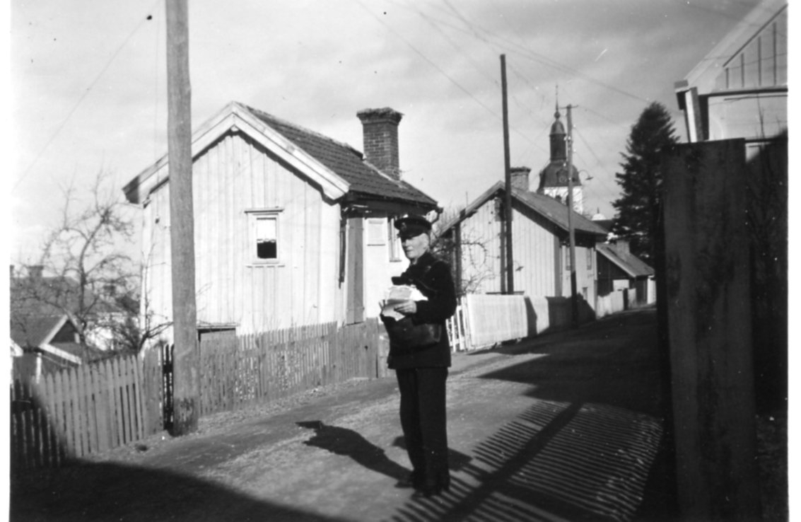 En brevbärare står på södra delen av Bergsgatan.