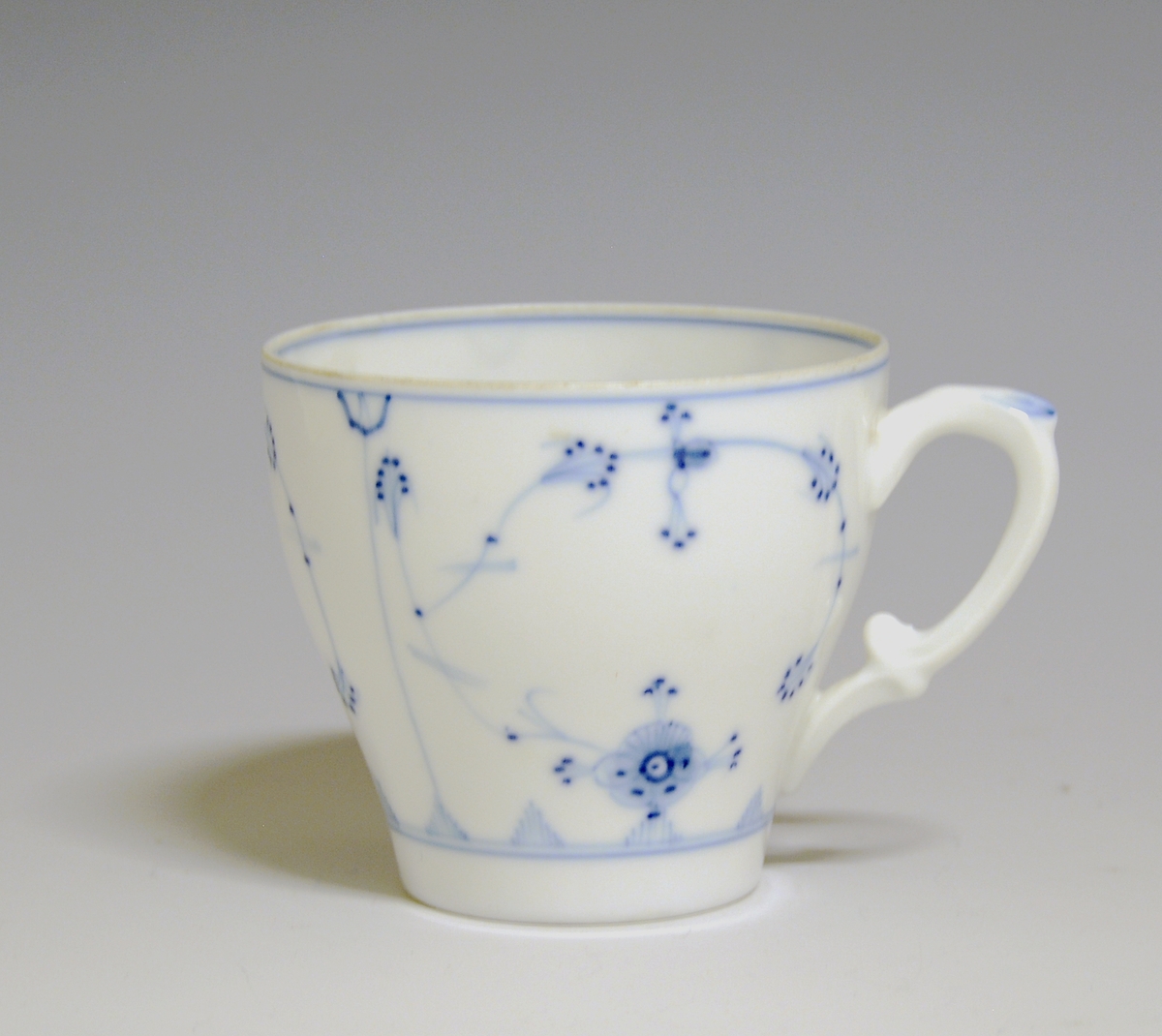 Kaffekopp av porselen med hvit glasur. Dekorert med stråmønster i blått.

Modellnr: 314.3, tilhører kaffe- og theservice 901.
Finnes i priskuranten for 1909