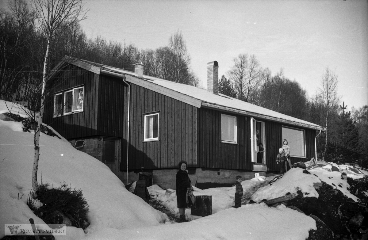 Huset til Rolf Nøsen og Torbjørg Nøsen f. Reiten, Faret, Molde.."Mars-april 1966"."Påska"