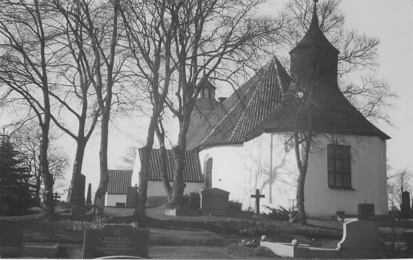 Onsala kyrka och kyrkogård sett från öster. Den åttasidiga utbyggnaden är Gathenhielmska gravkoret, där kaparkaptenen Lars (död 1718) och hans hustru Ingelas (död 1729) marmorsarkofager står i källaren. Den övre våningen tjänar som sakristia, men var ursprungligen tänkt som kapell. Tornet pryds av en treflikig svensk örlogsflagga.