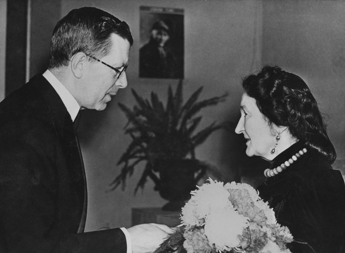 Kronprins Gustav Adolf överlämnar Hazeliusmedaljen i silver till professorskan Emilie Demant Hatt vid Nordiska museets Lapplandsafton 4 december 1940.