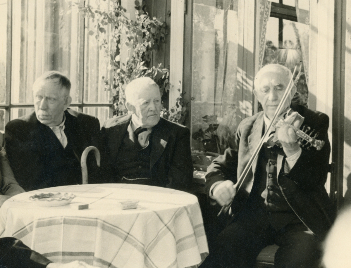 Frå v. Tor Sisjord, Svein Skogen og Torkjel Haugerud som spelar hardingfele.  Dette var under 80-årsdagen til Halvor Kleppen i 1953.