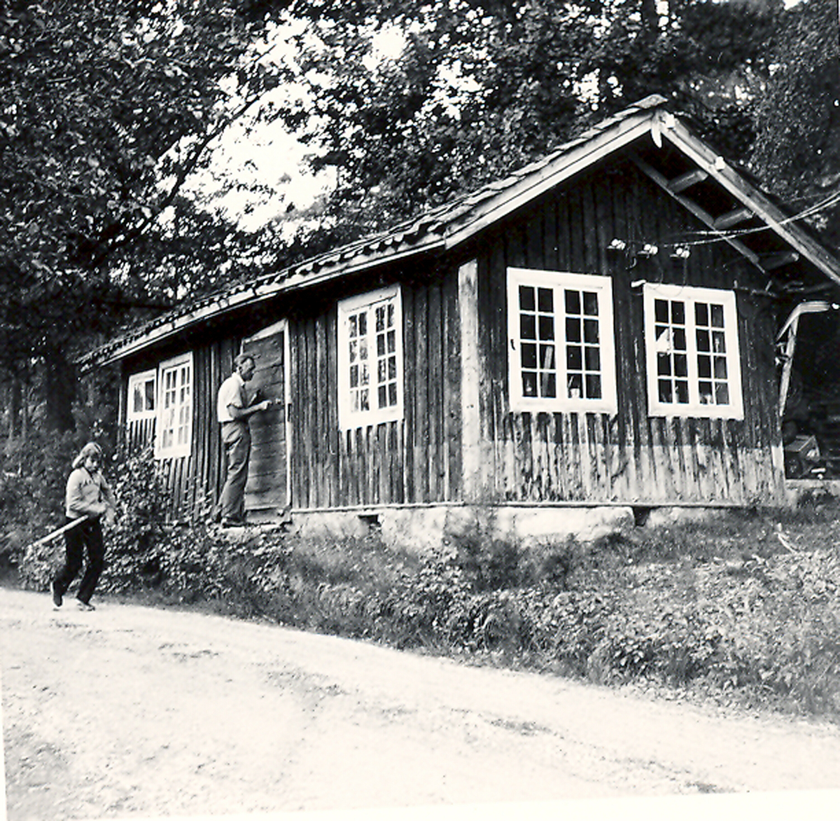 Ved eit hus i skogen.  Tatt i 1974.