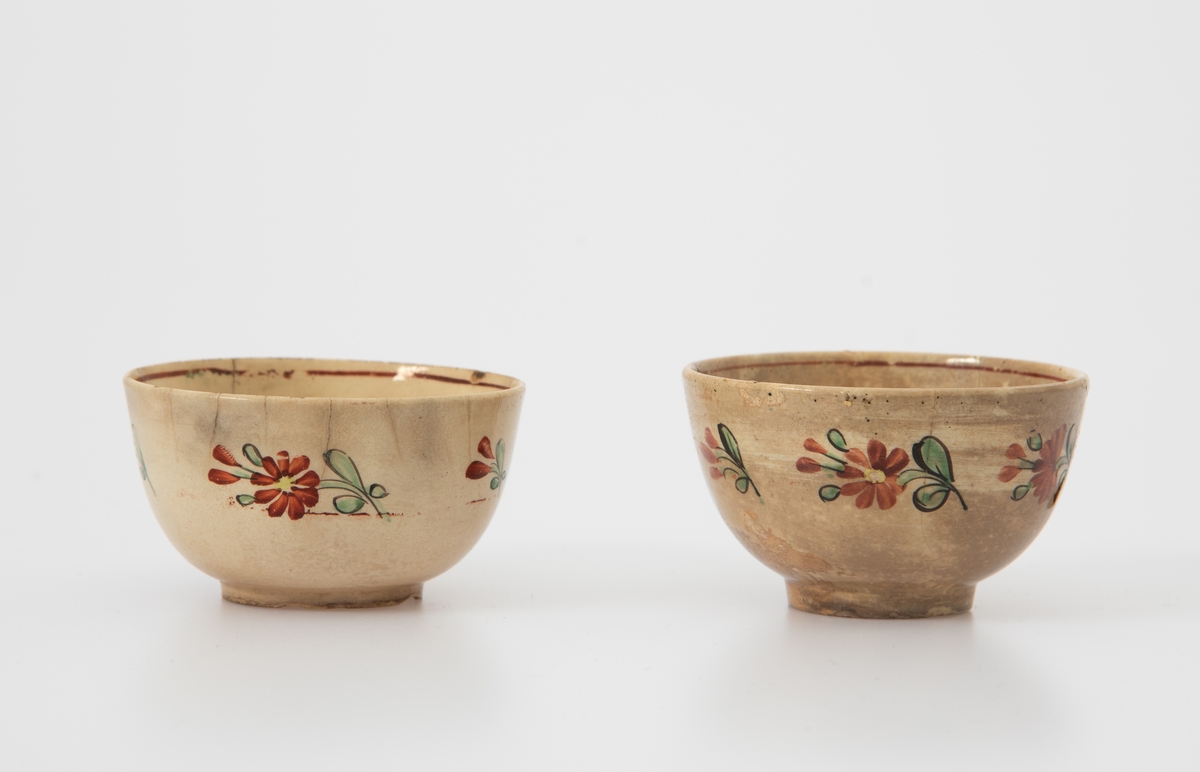To små kopper med håndmalt blomsterdekor som ble funnet i skrin GM.003827 innpakket i avispapir, Aftenposten og Østlændigen datert 1911. I Østlændingen er Glomdalsmuseet omtalt, og museet ønsket gjenstander til utstilling.
