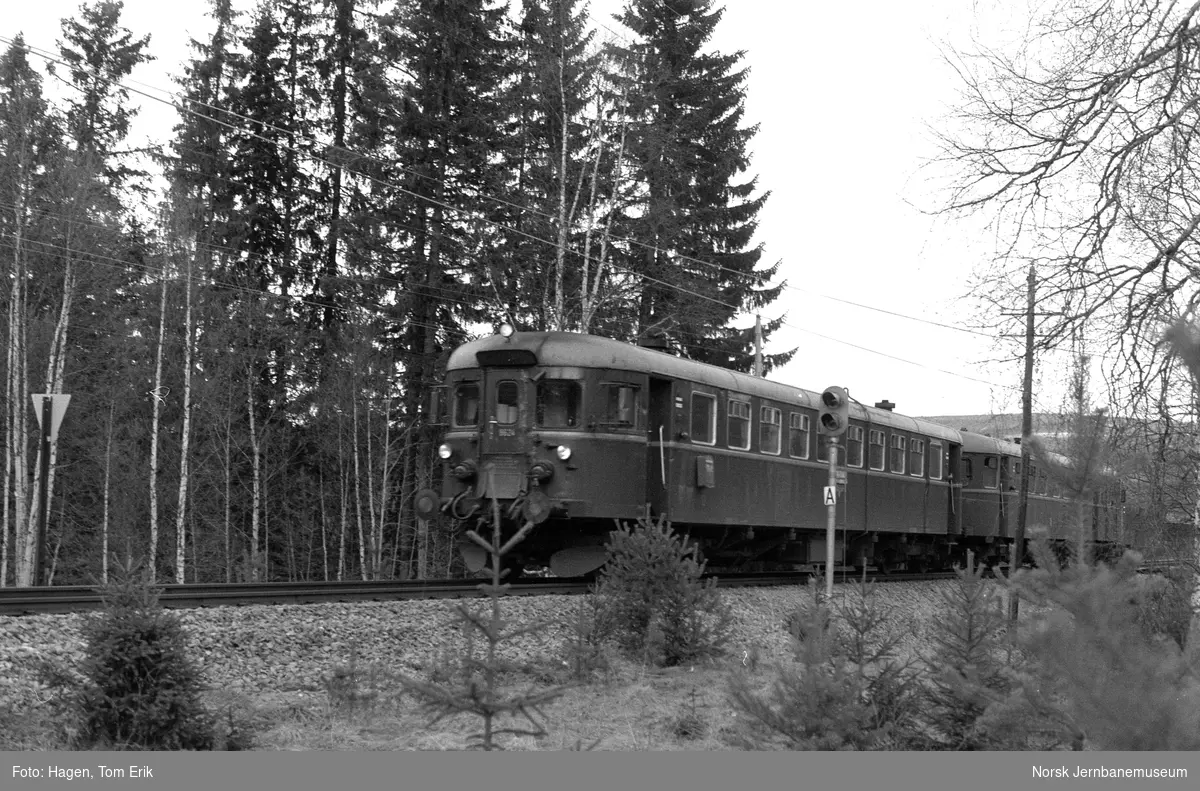 Dieselmotorvogn BM 86 24 med styrvogn BFS 86 med persontog til Hamar nord for Steinvik stasjon på Rørosbanen