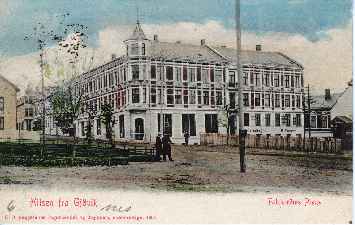 Postkort, Fahlstrøms Plass før Stiksruds Hotell ble etablert, senere Grand Hotell, Central Hotell i bakgrunnen, Tannlege O. Christiansen, Oplændingen, R. Skattebo Agenturforretning