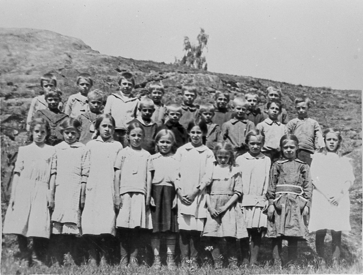 Klassebilde fra Kringstad (senere Prestfoss) skole, 1917-18. Elevene er født ca. 1907-10.