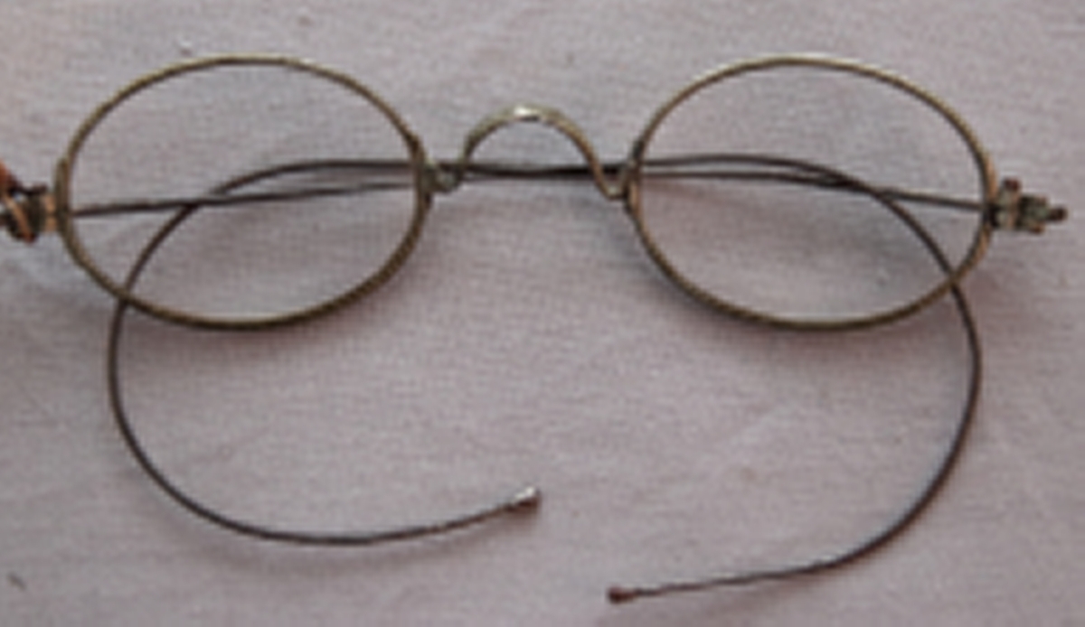 Glasögon med ovala glas. Med böjda bågar och skalmar i stål.