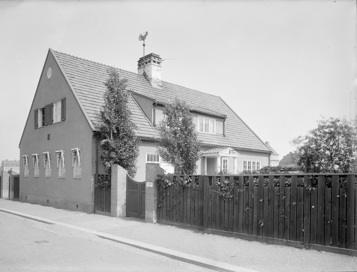 Arkitekt Axel Brunskogs egenritade villa i Linköping. Huset uppfördes med nationalromantiska drag 1914 och gavs namnet Elsagården till ära av Brunskogs hustru. Villan var avsedd både för arkitektkontor och bostad.