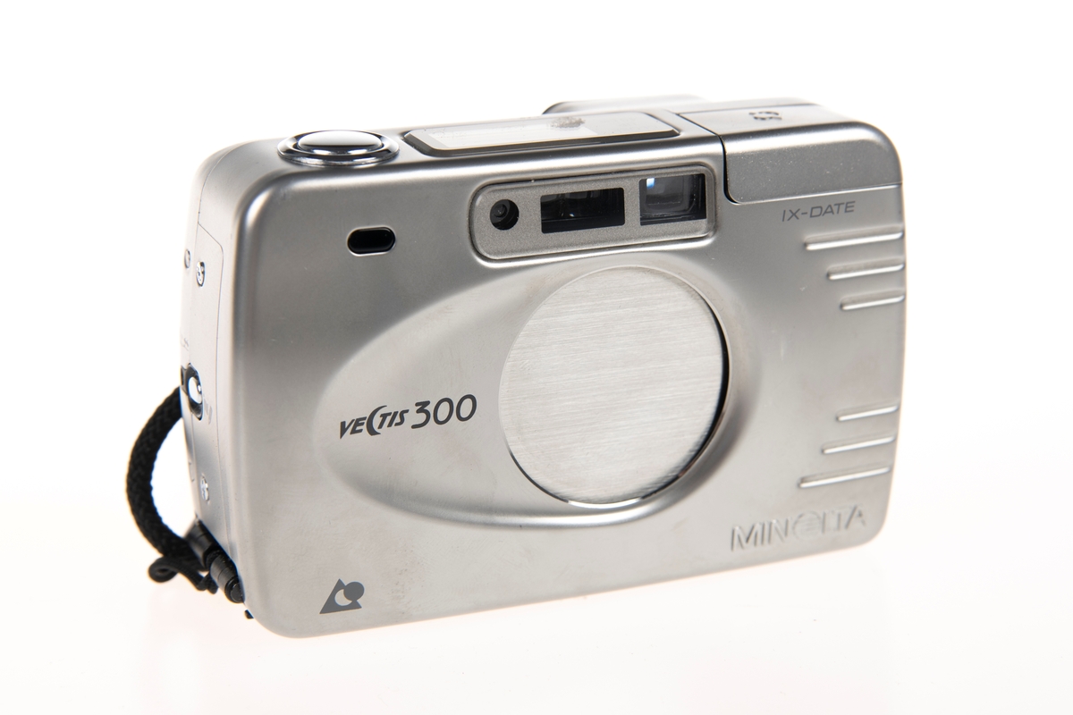 Et kompaktkamera for APS-film med autofokus fra Minolta, med et 24-70mm f/5.7-22 zoom-objektiv. Luker til film og batteri under kameraet. Det har en liten blits som kan vippes opp. Det er en liten skjerm på toppen, og knapper for fotomoduser, datoinnstilling og zoom på baksiden. Til kameraet er det festet en nakkestropp. kameraet har en veske i svart skai.
