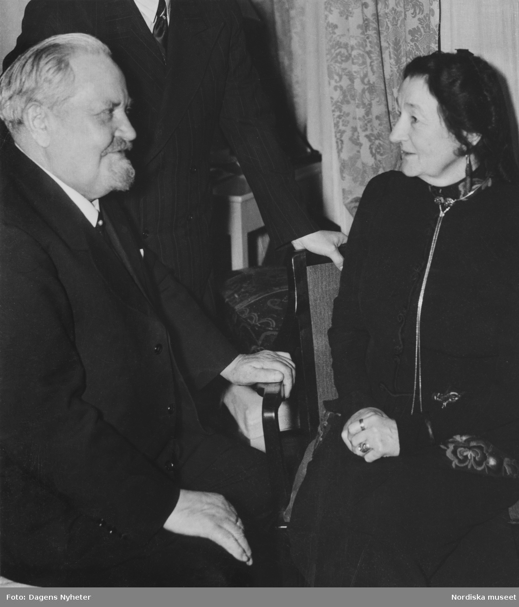 Konstnären Karl Tirén och professorskan Emilie Demant Hatt på Hotel Stockholm i samband med Nordiska museets Lapplandsafton 4 december 1940.
