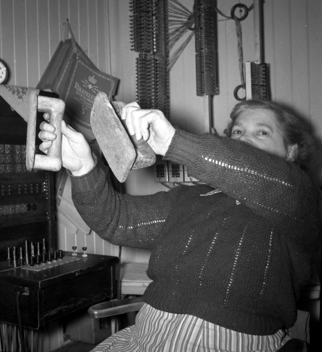 Gina Solberg (1898-1963) i telefonsentralen for Flendalen,Trysil.