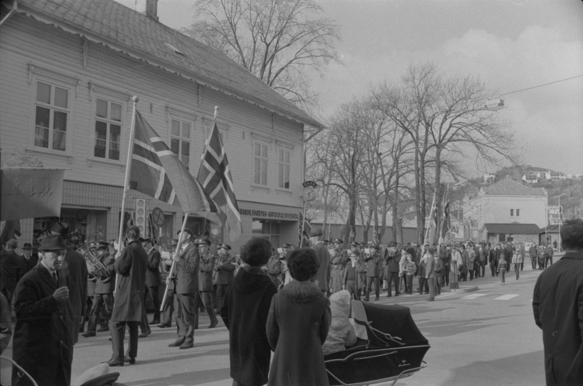 Demonstrasjonstoget i Strandgaten, 1. mai 1971.