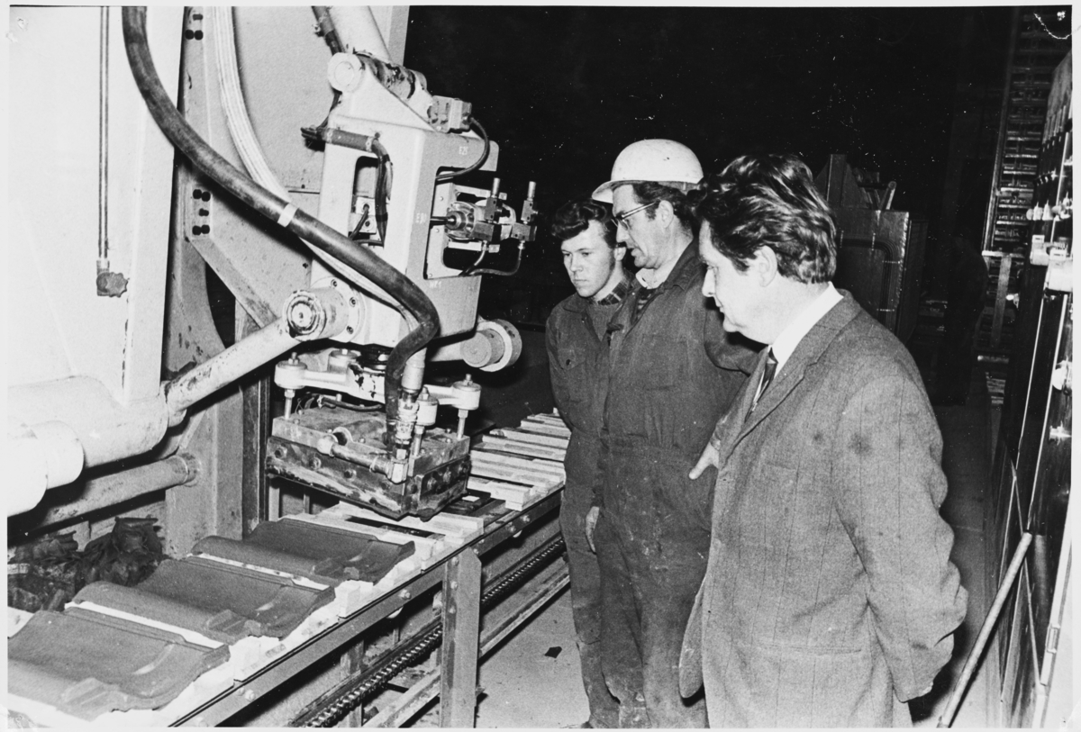 De første taksteinene lages på Kaupanes Keramiske Industri, 8. desember 1971.
