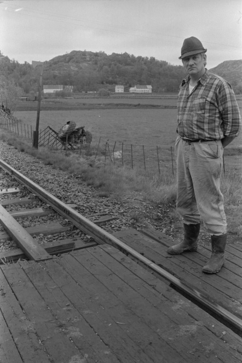 Hans Jørgen Wetlesen ved usikret jernbaneovergang på Sleveland, 16. mai 1975.