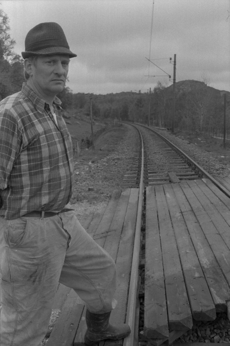Hans Jørgen Wetlesen ved jernbaneovergangen på Kjelland, 16. mai 1975.