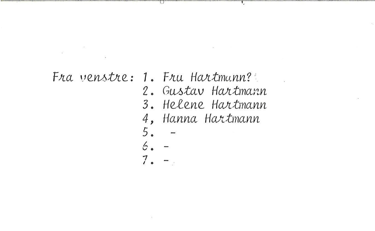 Fra spisestuen på Holmen prestegård i Sigdal, 1905. Flere medlemmer av sogneprest Hartmanns familie, samt stuepiken Helga Haga.