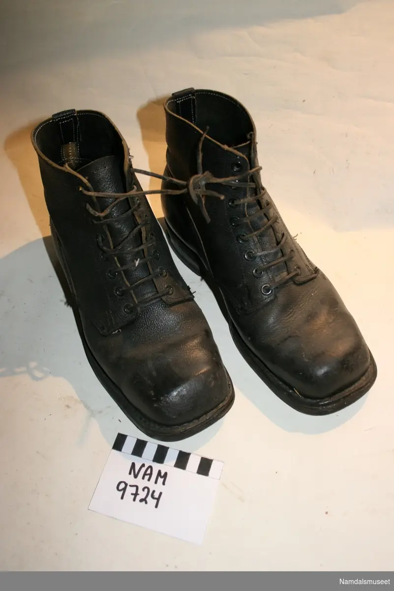 Militærstøvler brukt både til marsjering og til skigåing, en såkalt enhetsstøvel. Denne type støvel ble produsert fra 1953.
