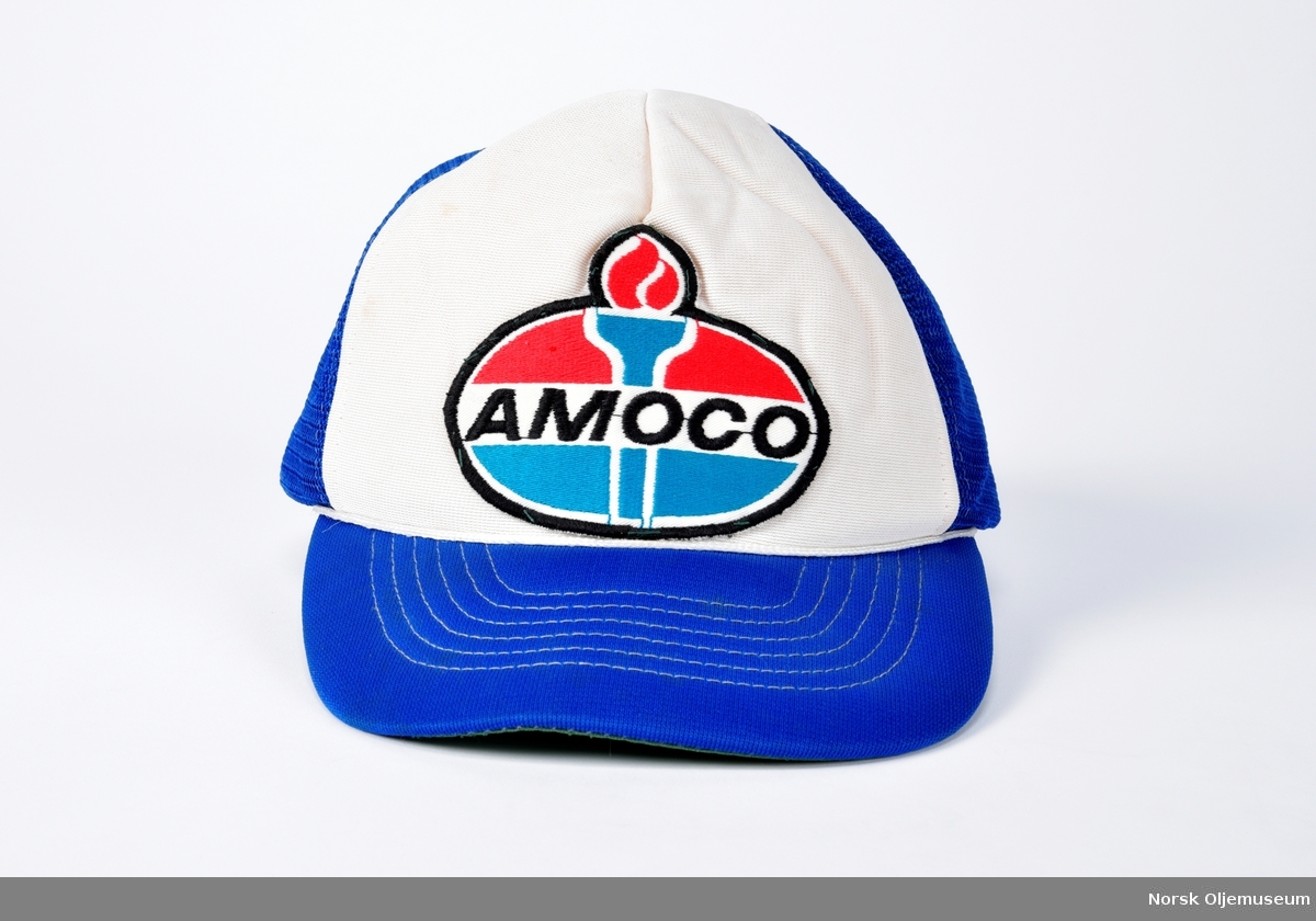 Skyggelue med oljeselskapet Amoco sin logo.