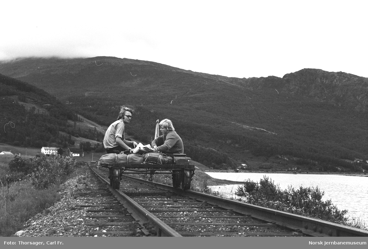 Carl Fr. Thorsager og Bernt Havre på tralle i nærheten av Finneid stasjon på nedlagte Sulitjelmabanen