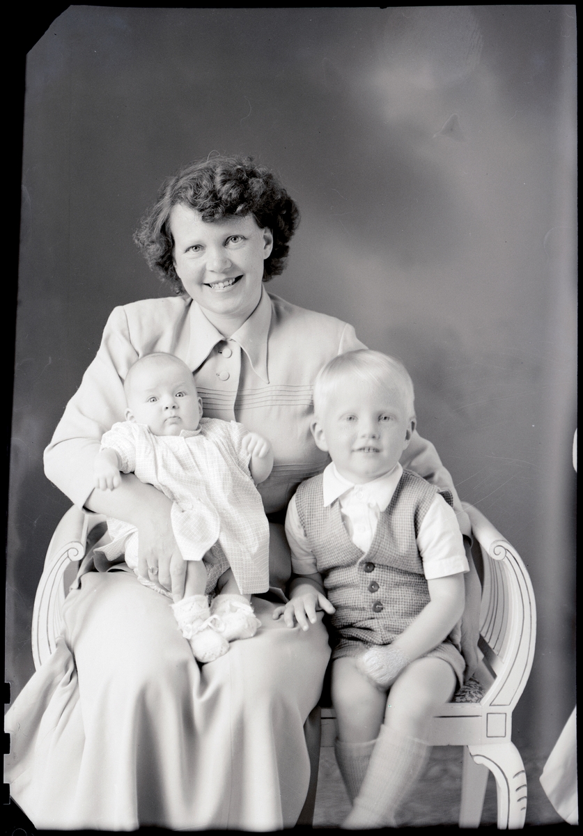 Text som medföljde bilden: "1951. Nr. 48. Fru Inga Lisa Lysell med barn H....?."