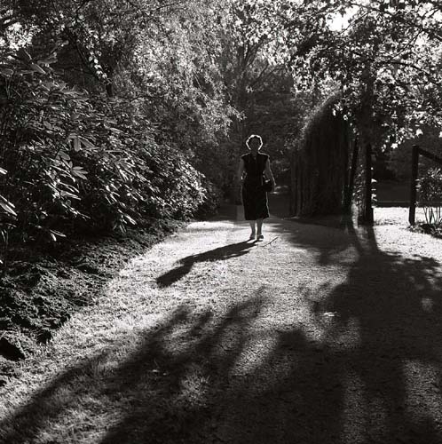 Rottneros 8 juni 1958. Adéle går i parken.